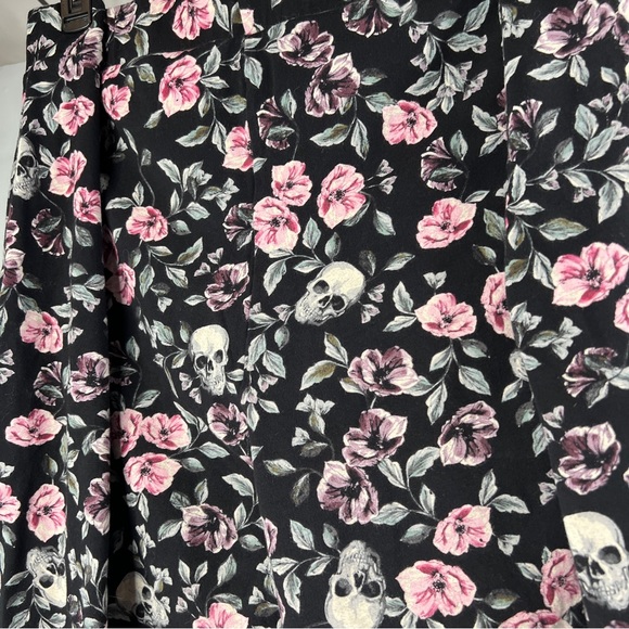 Torrid Skull & Floral Leggings Sz 6 6XLength 36" *READ* Black Pink Purple Green - Picture 4 of 8